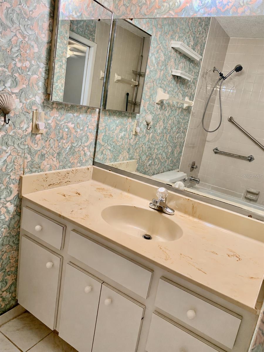AQUA GARDENS TWNHS BLDG E - Residential Lease