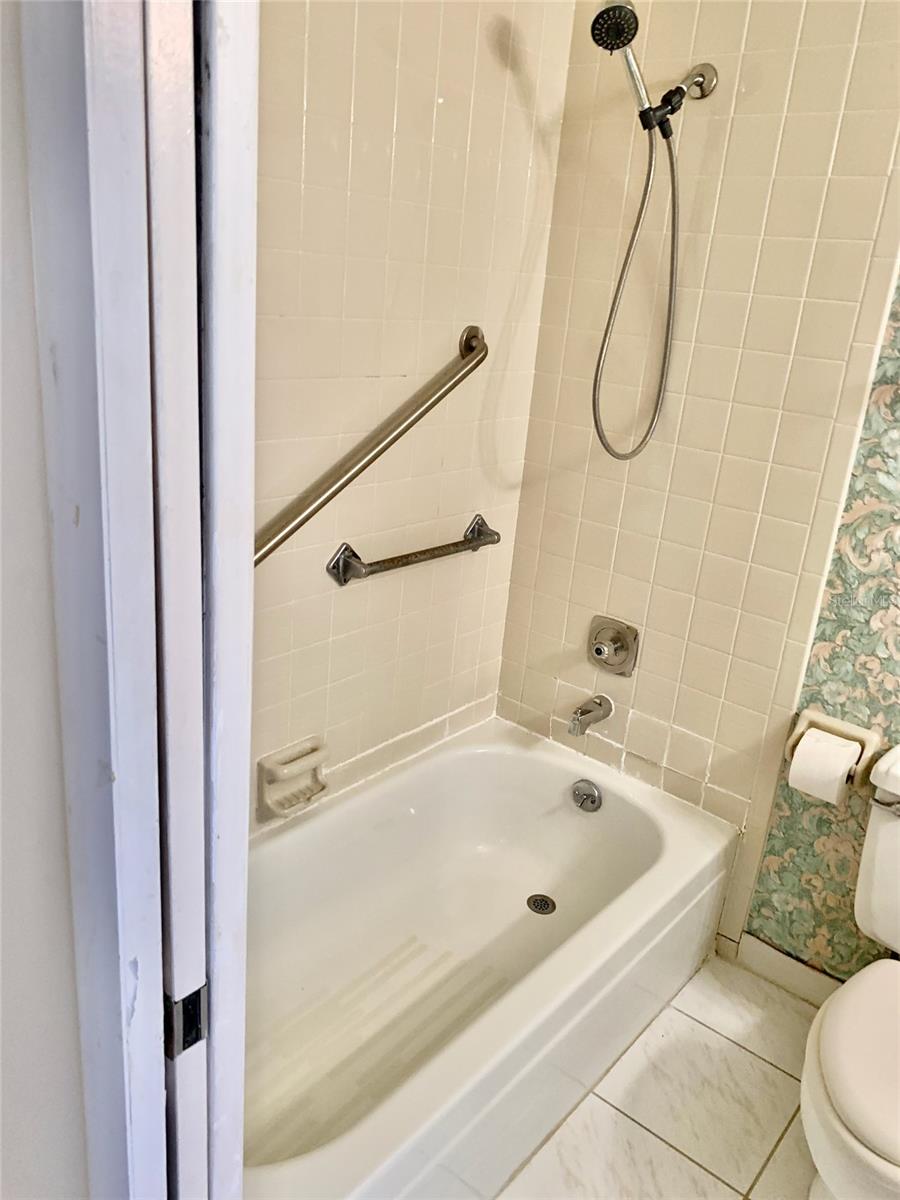 AQUA GARDENS TWNHS BLDG E - Residential Lease