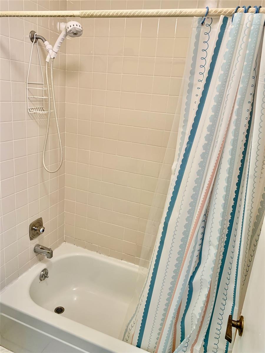 AQUA GARDENS TWNHS BLDG E - Residential Lease