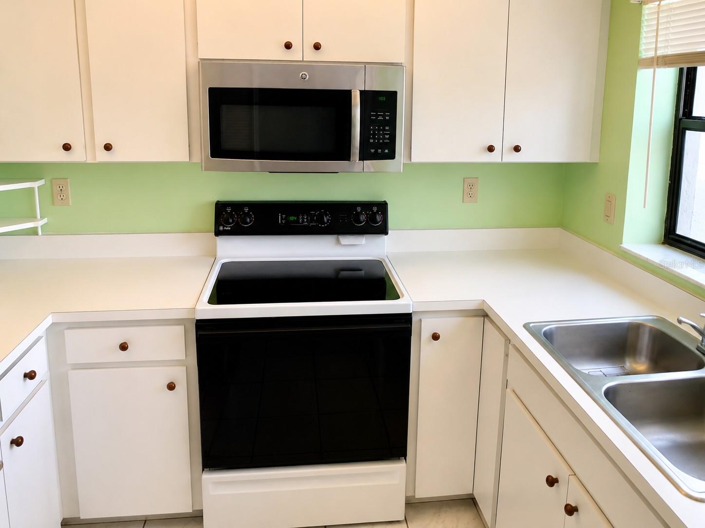 AQUA GARDENS TWNHS BLDG E - Residential Lease