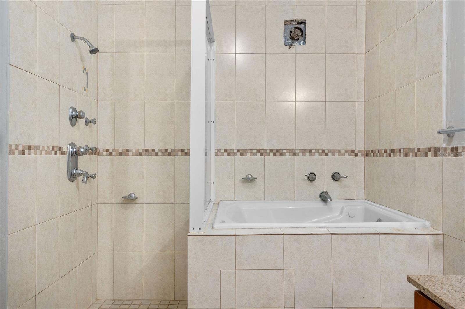 COND HARBOUR LAKES - Residential