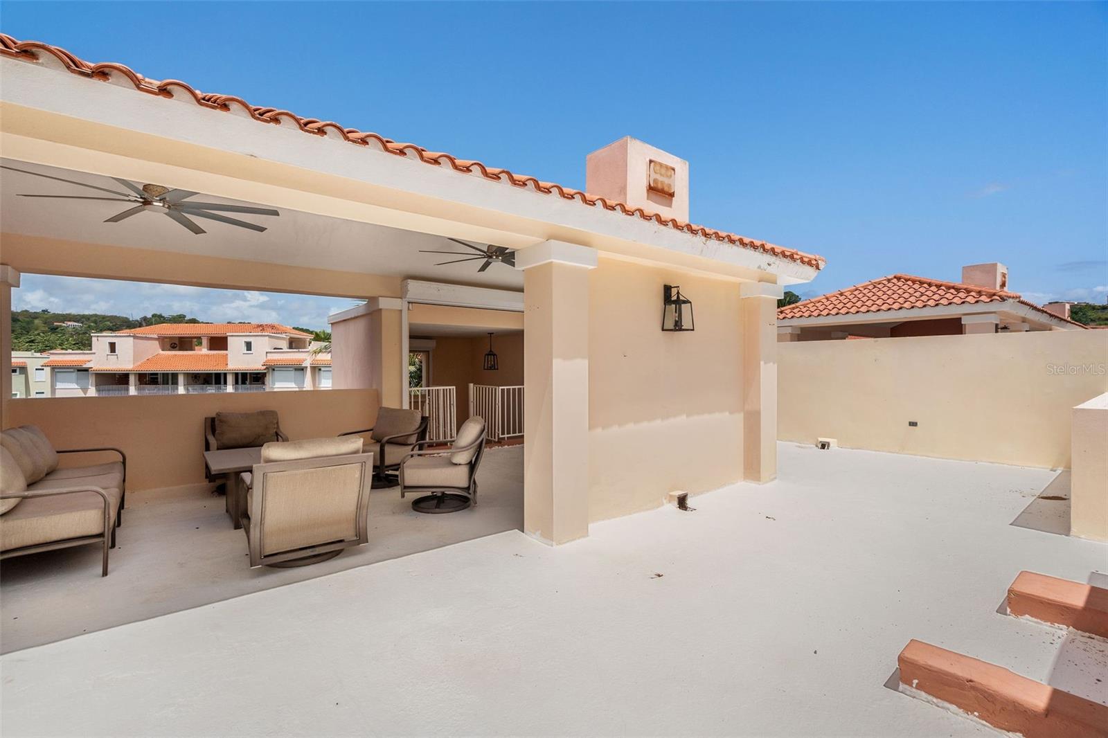 COND HARBOUR LAKES - Residential