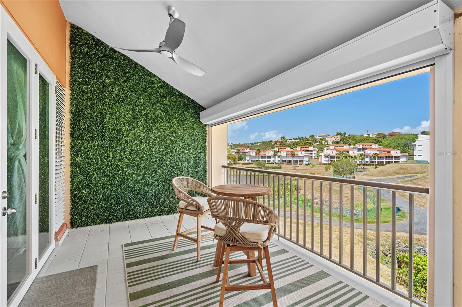 COND HARBOUR LAKES - Residential