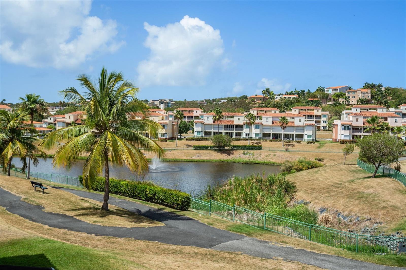COND HARBOUR LAKES - Residential