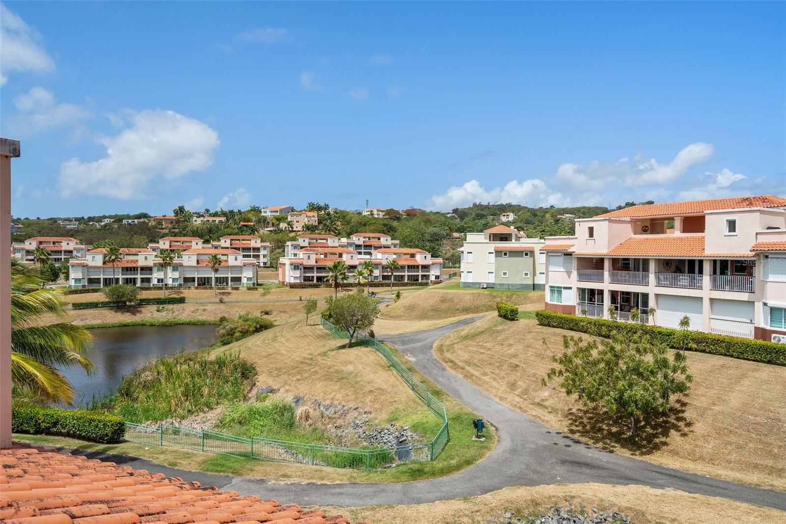 COND HARBOUR LAKES - Residential