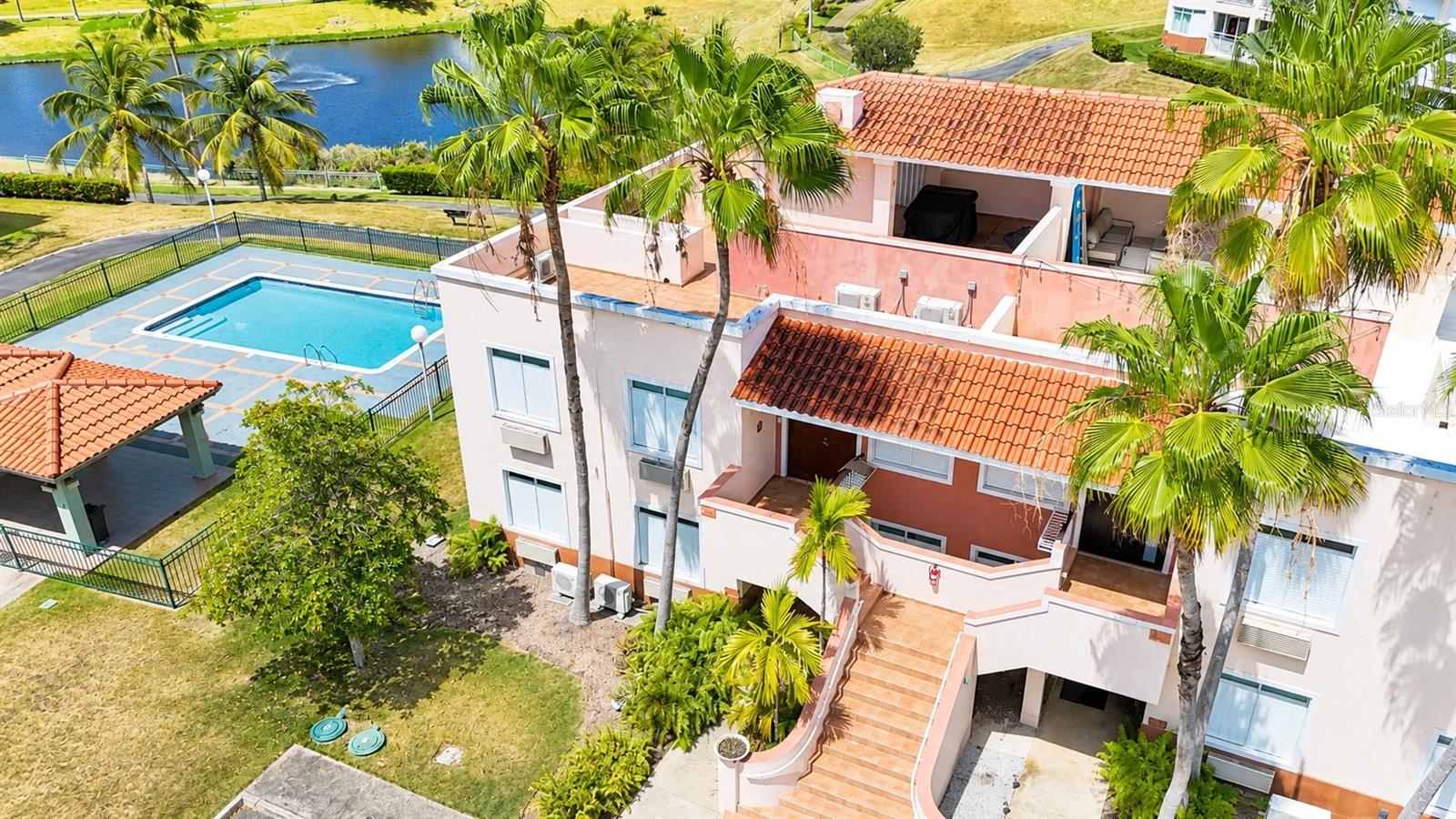 COND HARBOUR LAKES - Residential