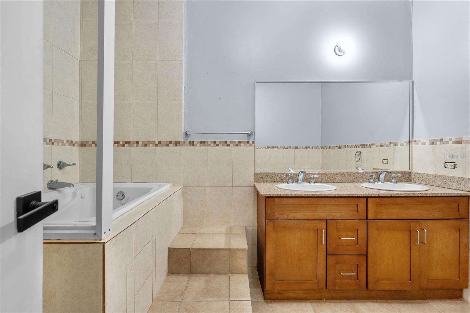 COND HARBOUR LAKES - Residential