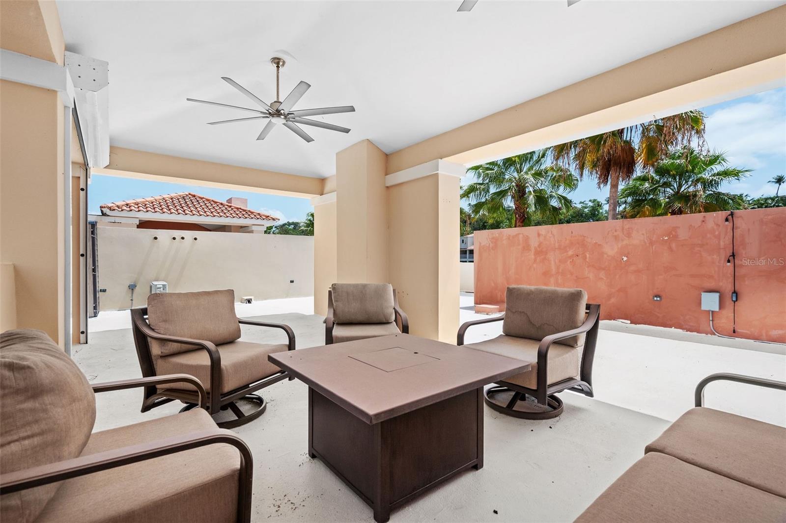 COND HARBOUR LAKES - Residential