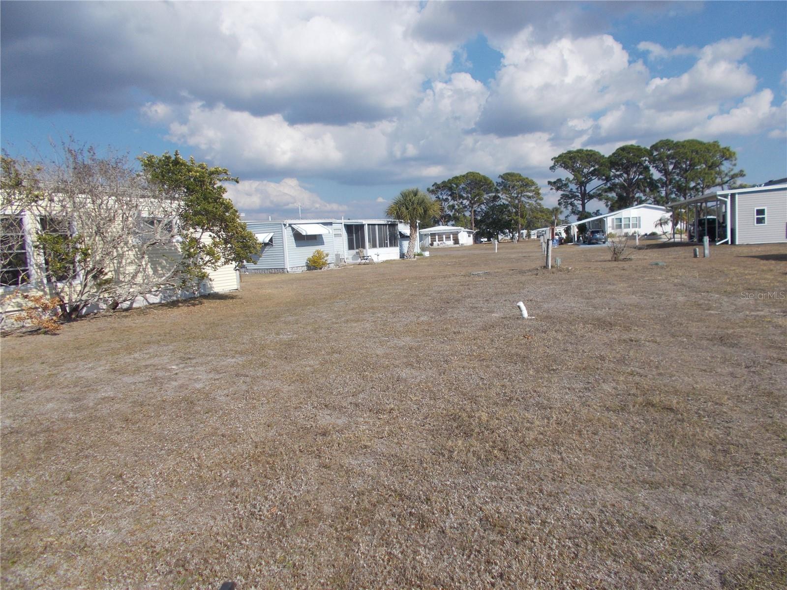HOLIDAY PARK - Land