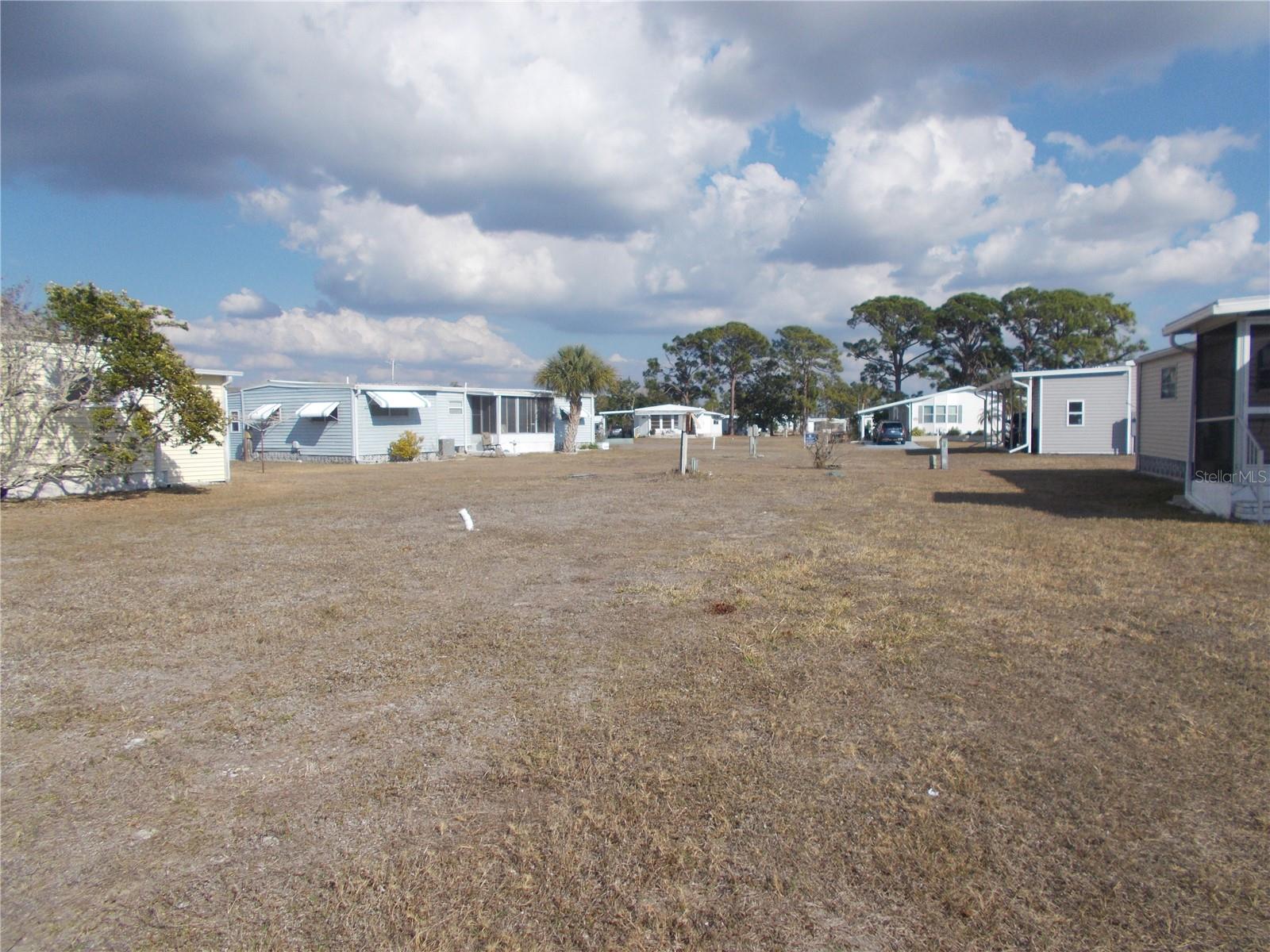 HOLIDAY PARK - Land