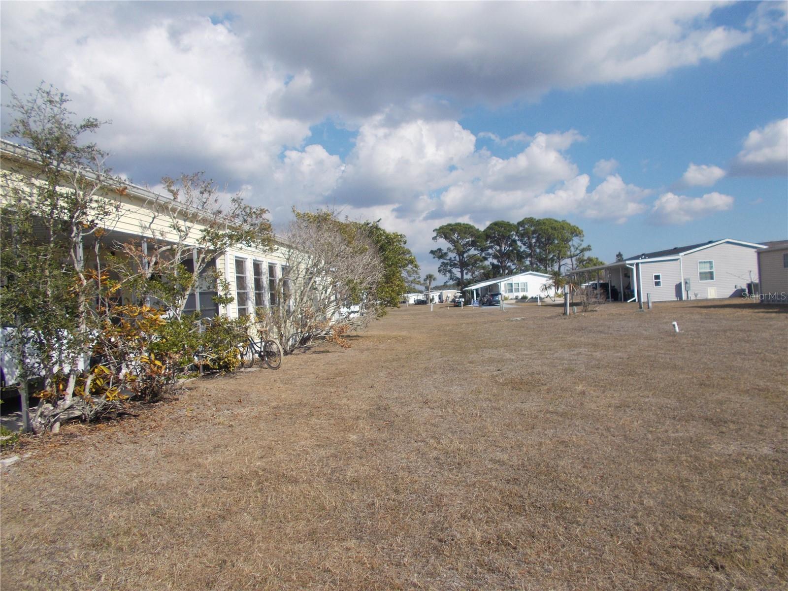 HOLIDAY PARK - Land