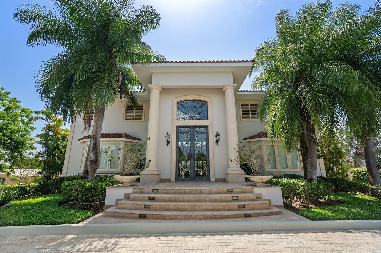 Majestic property in the Caldas, built in 2007. Impressive from start to finish, offering 10,686 square feet and 3,683 square meters of land.

Surrounded by lush vegetation, it features an incredibly beautiful backyard with a pool, gazebo with bathroom, BBQ, ice machine, kitchen, sound system, and TV. Additionally, it has a game room with a wine cellar and pool table, 4 terraces, a garage for 4 cars and  additional garage that accommodates two more cars, electric generator, 2 water cisterns, computer system that monitors the entire property, smart home, electric storm shutters.

This incredible property has 5 bedrooms, with the main ones having walk-in closets and an attic for additional storage, 7 full bathrooms, and 4 half bathrooms. The master room has a sauna, 2 walk-in closets, and a spacious bathroom. On the top floor of this property, there is a huge library with a bathroom and spectacular views from every window. Elegance is a factor that is not lacking in this property; every detail is unique. From the entrance, you can enjoy the elegance and spaciousness with an incredible view of the enormous backyard. Its cathedral ceilings with elegant chandeliers capture your attention. It has an elevator that accesses each floor in case you don't want to use the stairs.