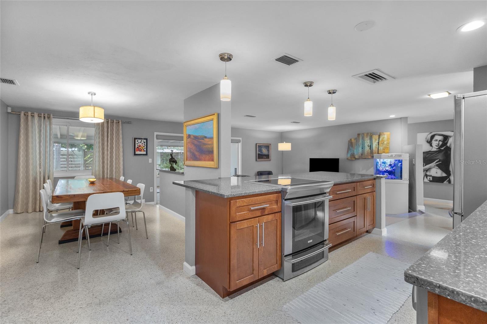 SOUTH GATE MANOR - Residential