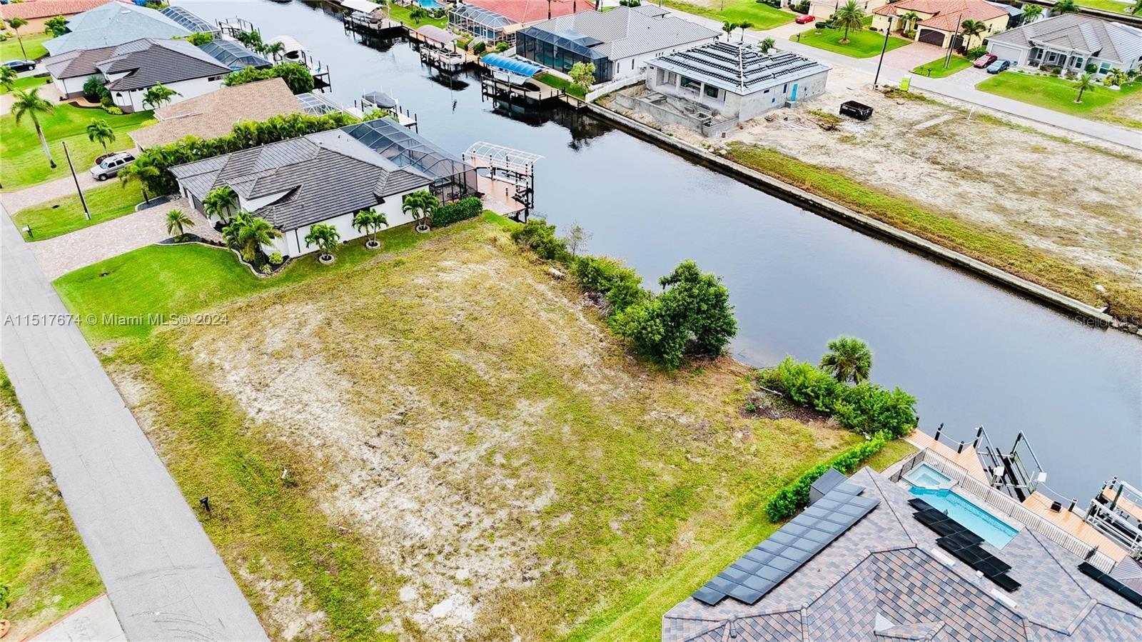 CAPE CORAL - Land