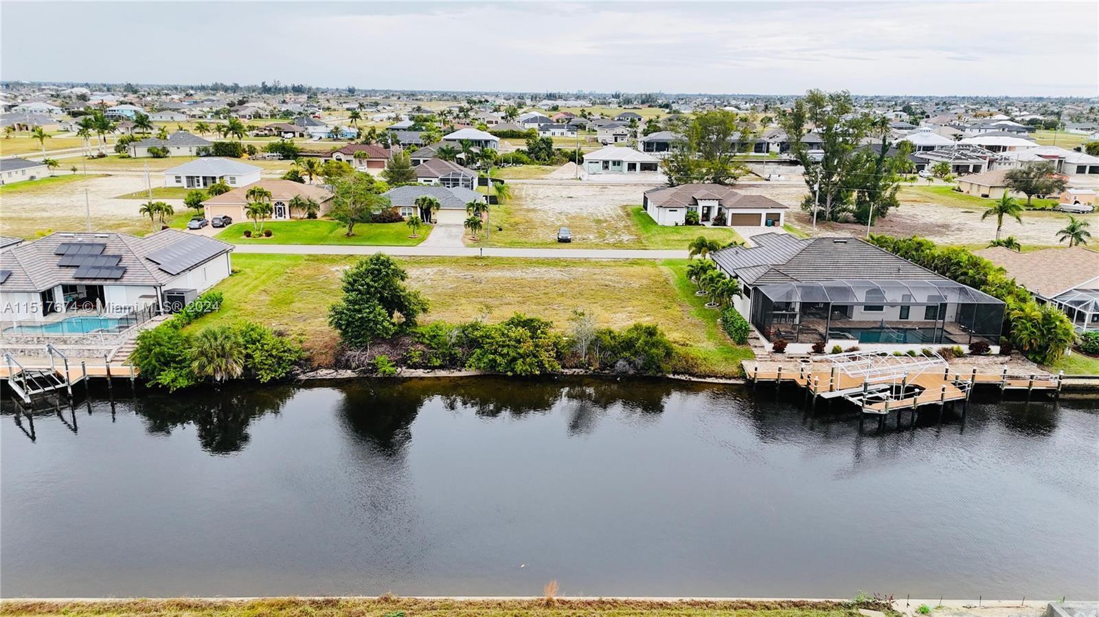 CAPE CORAL - Land
