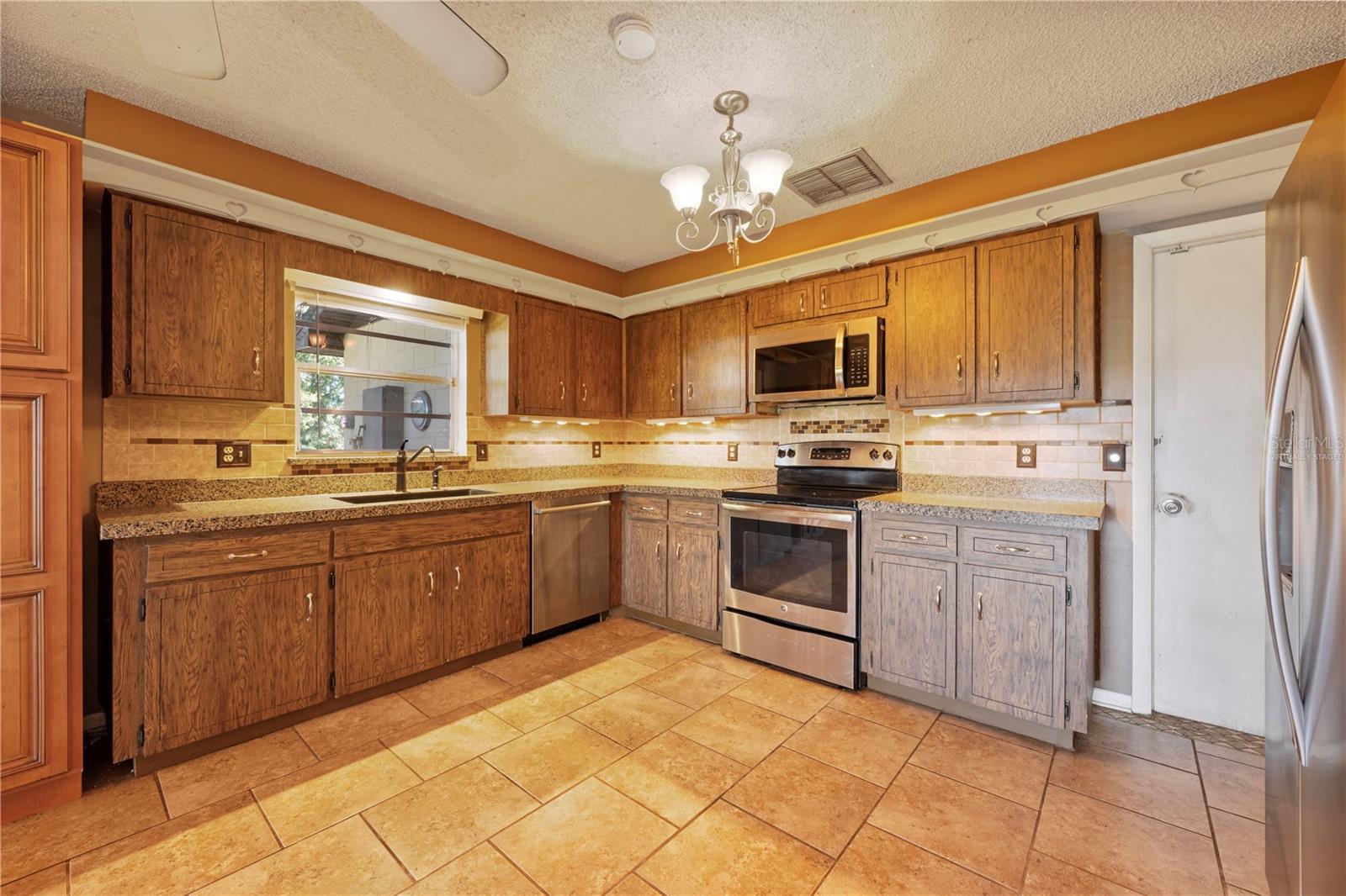 LAKE AVALON GRVS 2ND REP - Residential
