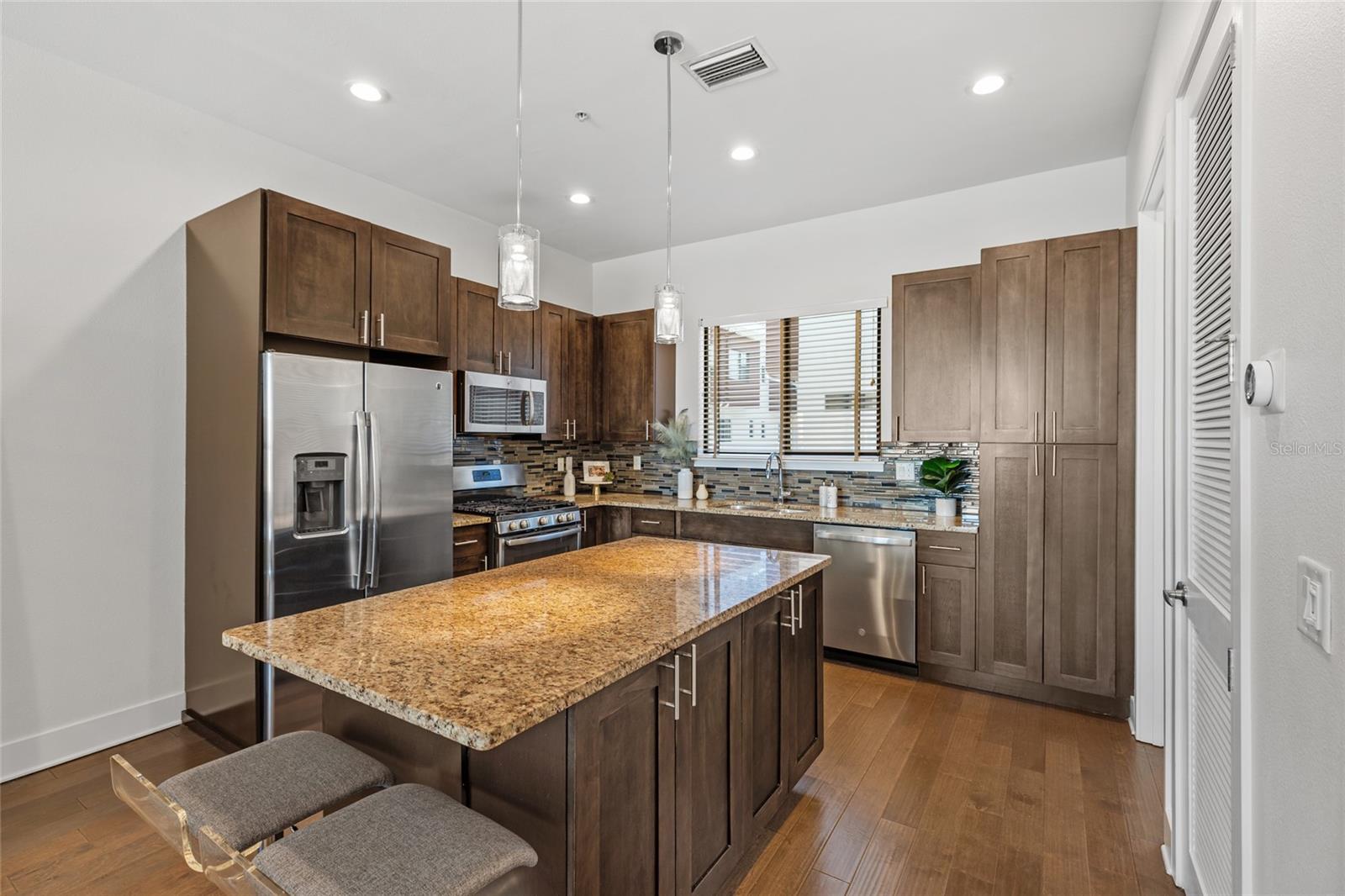 ARLINGTON & 8TH TWNHMS - Residential
