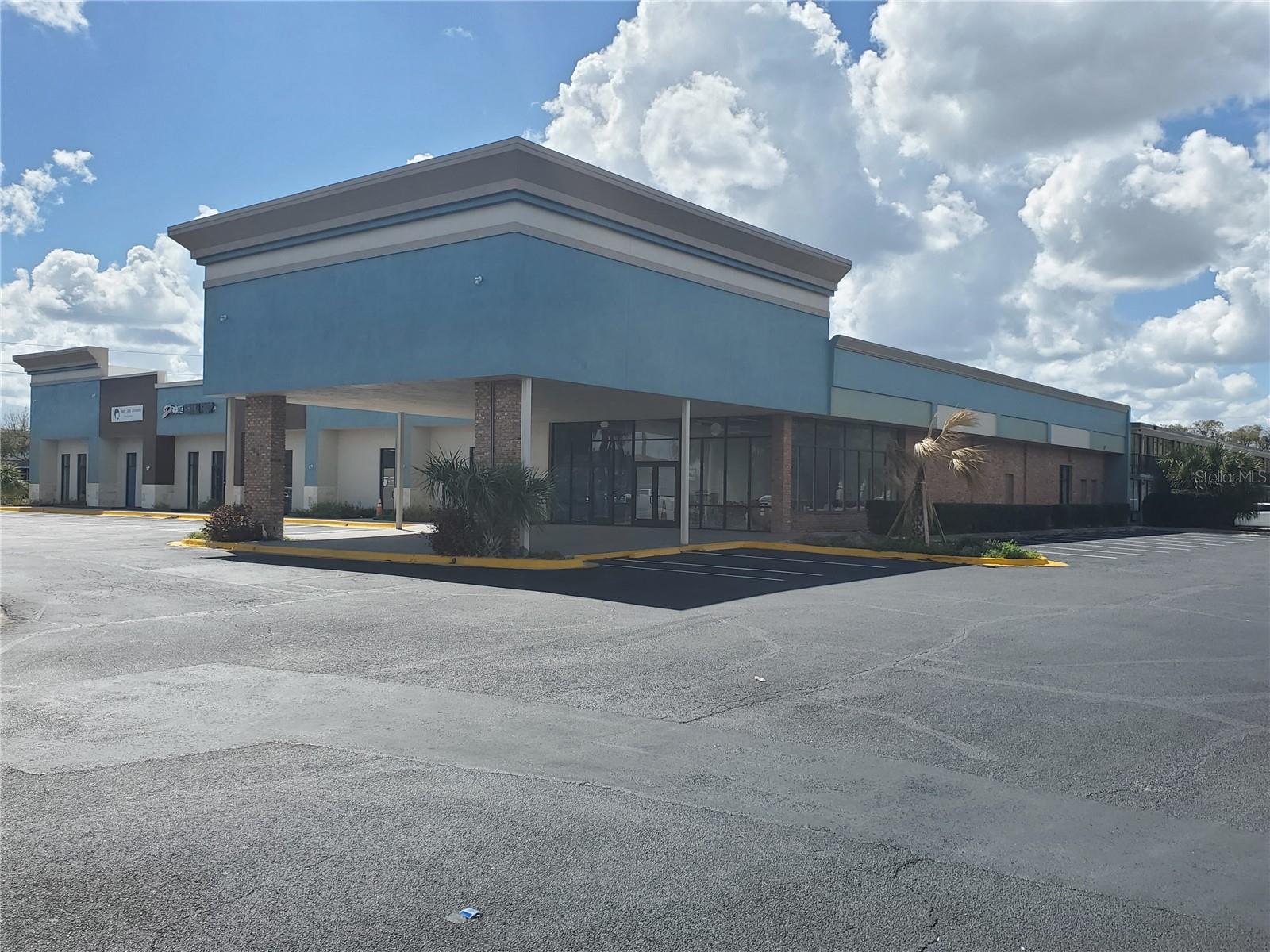 Fully furnished 1 bedroom efficiency with refrigerator and air conditioner with room for a kitchenette. HOA includes: water, electricity, cable tv, trash removal and security. Near shopping, restaurants, attractions, and airport.