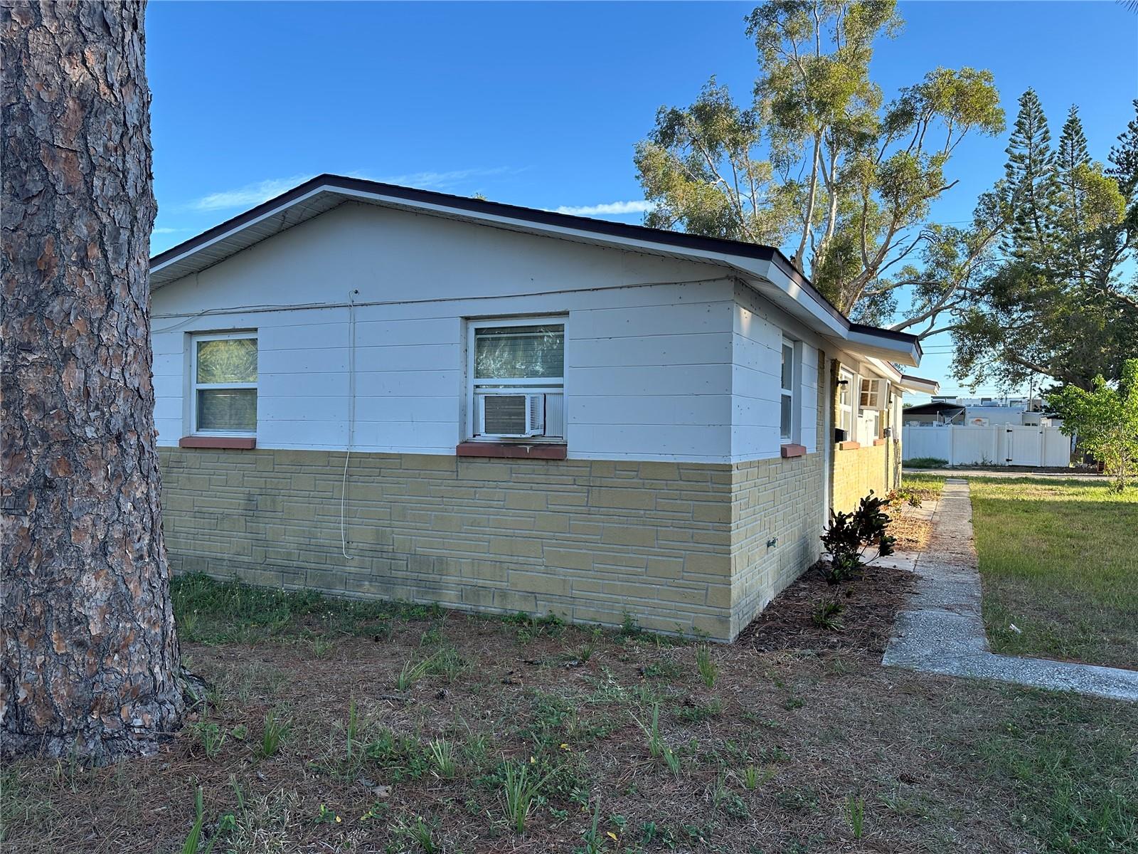 North St. Petersburg 2 Bedroom, 1 Bath (1/2 of a quiete duplex off the 4th Street Corridor.)  Conveintly located minutes from Downtown St. Petersburgs eclectic and vibrandt waterfront city with Museums, shopps, and too many restaurants to list.  As well as the mutitude of eateries, more shopps, additinal restarants along the 4th Street Corridor which is minutes from  I-275, Tampa International Airport, Beaches and more