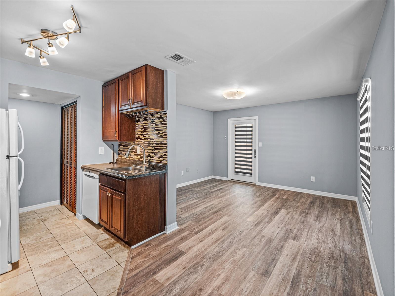 THE GRAND RESERVE CONDO - Residential Lease