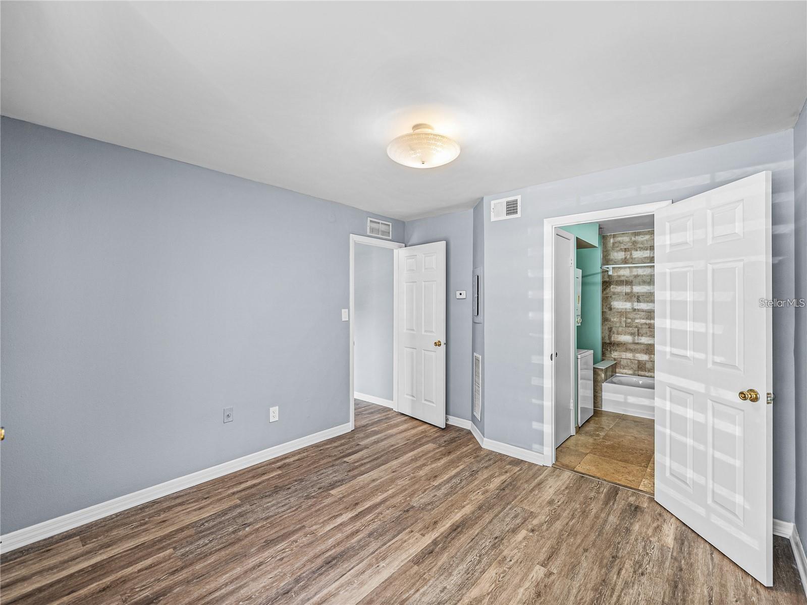 THE GRAND RESERVE CONDO - Residential Lease