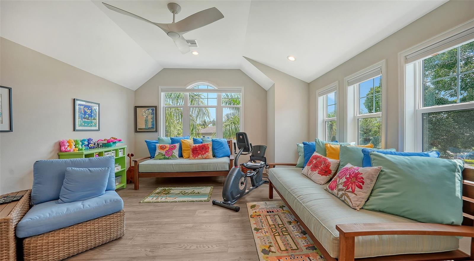PARADISE SHORES - Residential