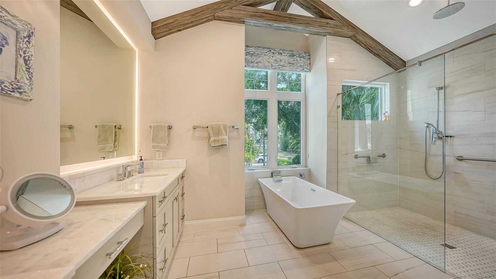 PARADISE SHORES - Residential