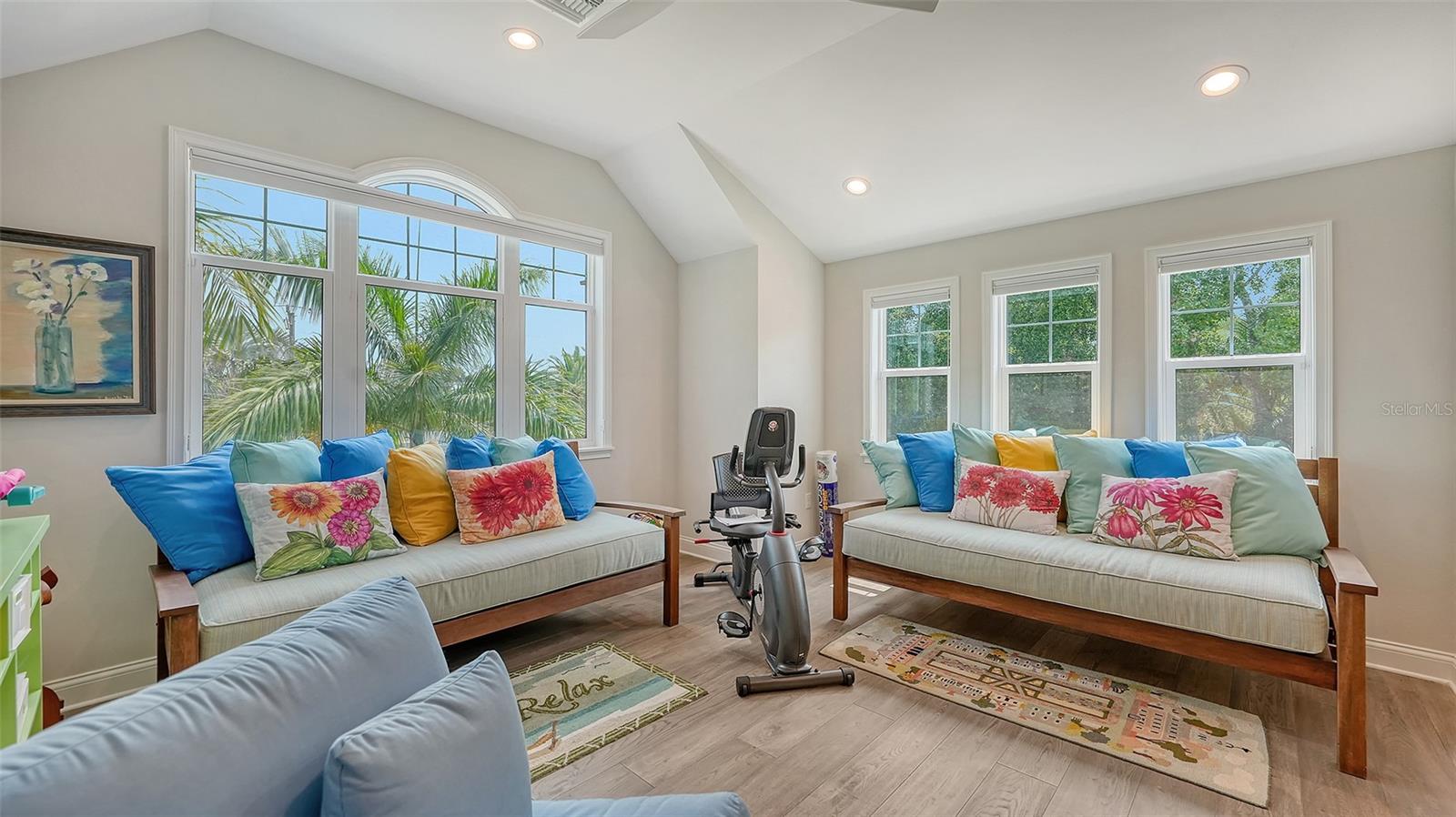 PARADISE SHORES - Residential