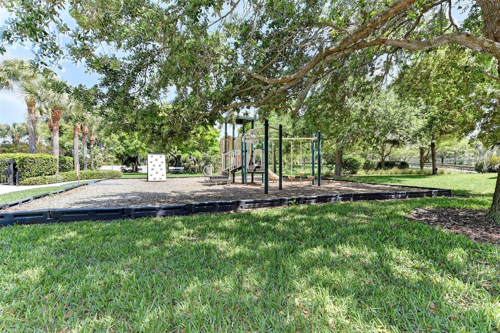 PALMA SOLA TRACE CONDO OR2185/736 - Residential