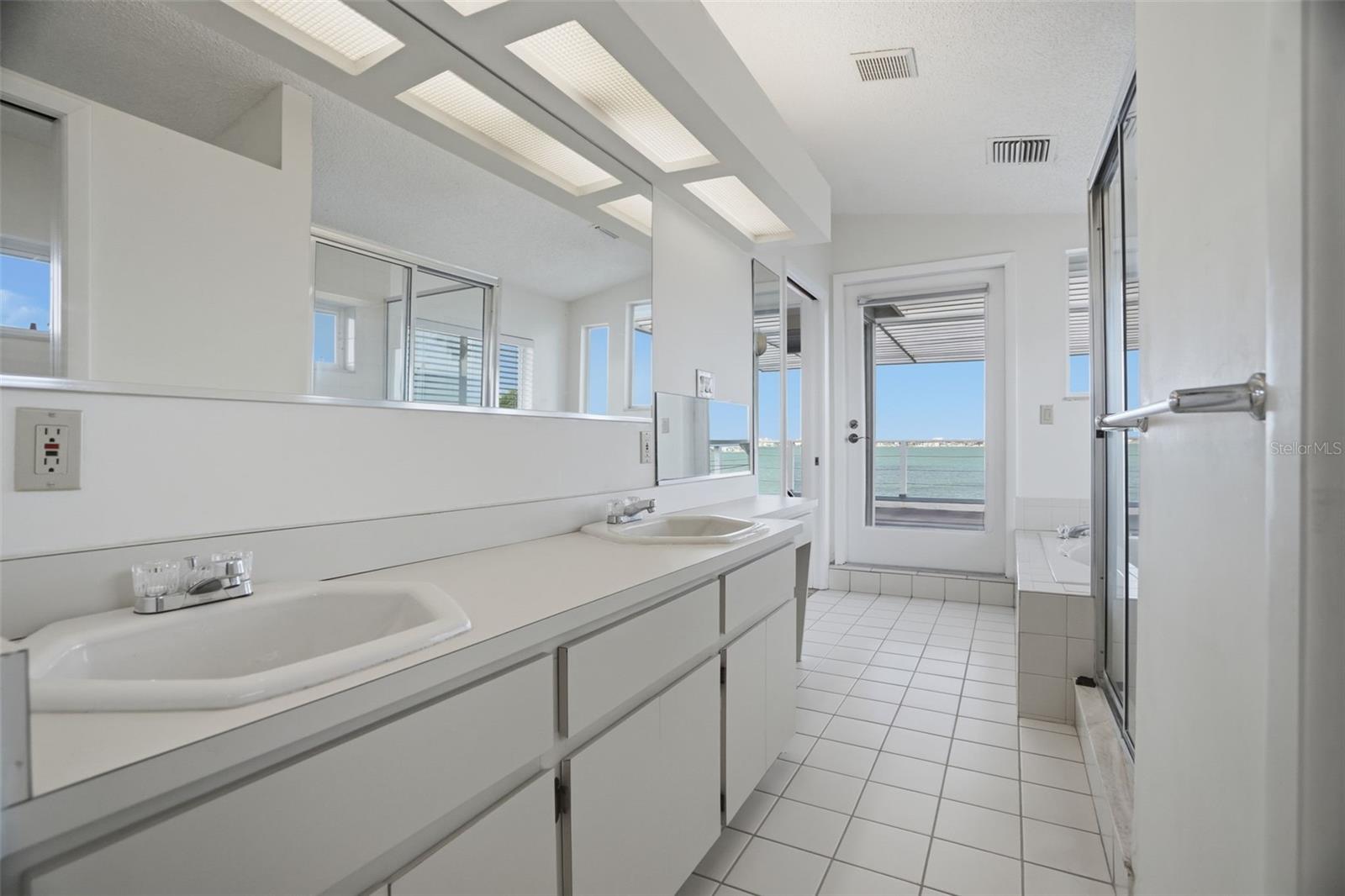 VENETIAN POINT - Residential