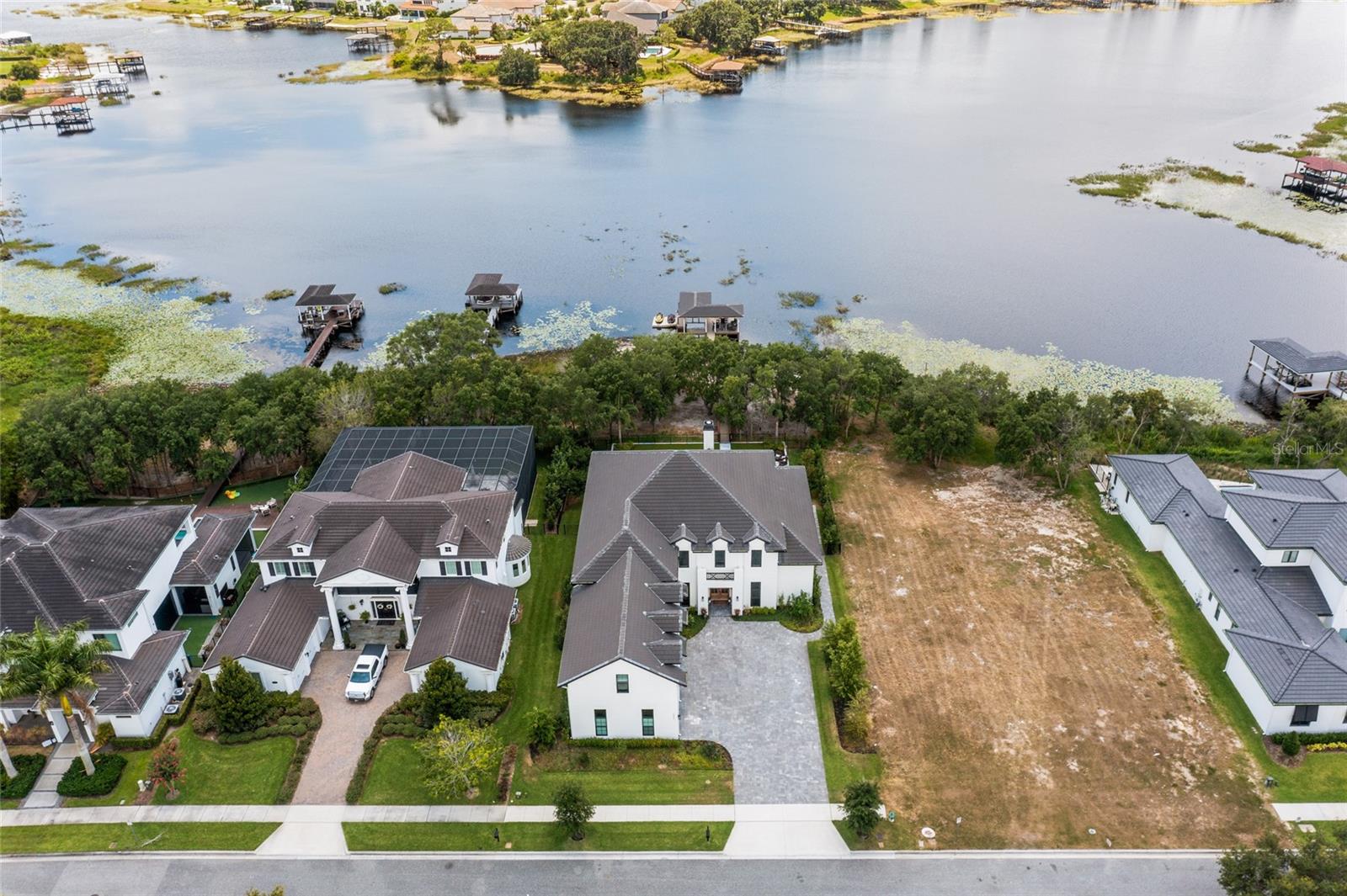 INDEPENDENCE, SIGNATURE LAKES - Residential