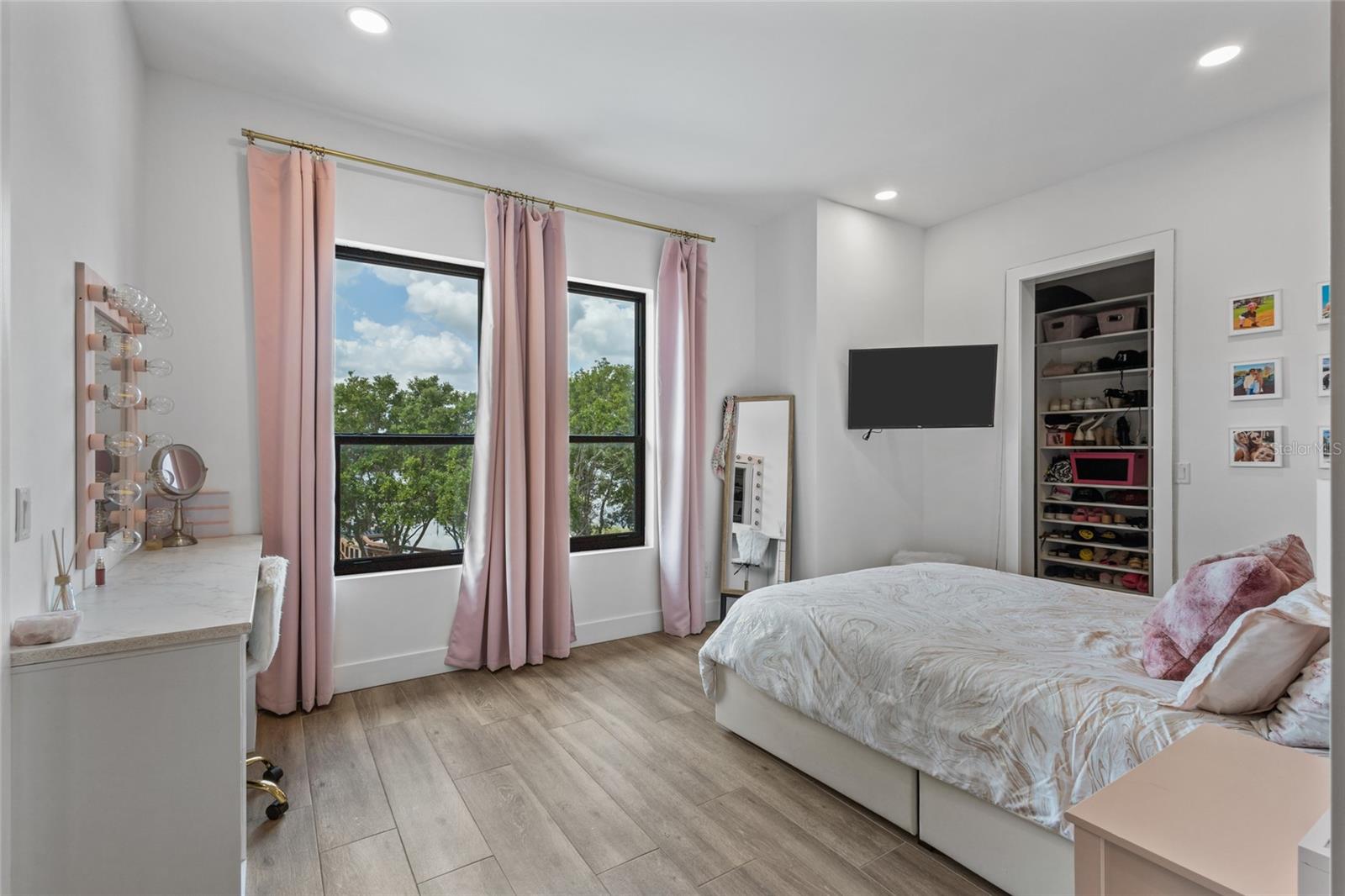 INDEPENDENCE, SIGNATURE LAKES - Residential