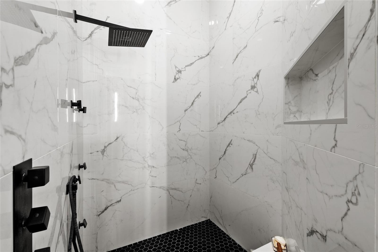 INDEPENDENCE, SIGNATURE LAKES - Residential