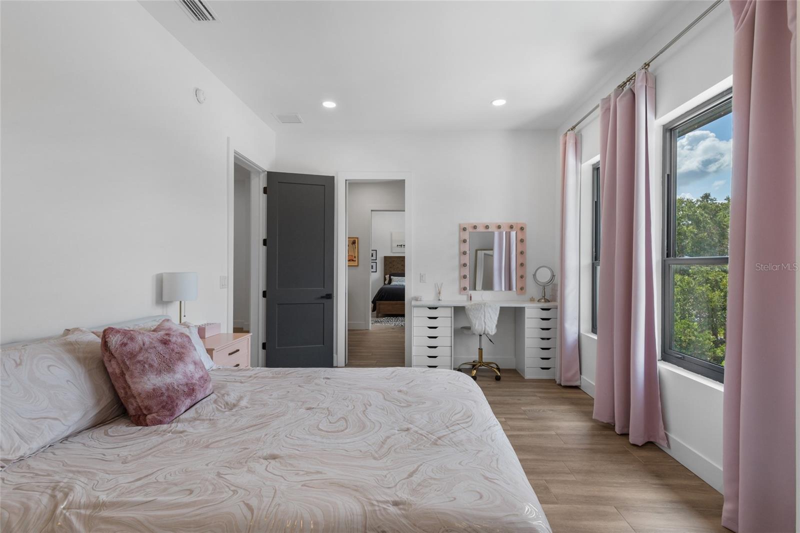 INDEPENDENCE, SIGNATURE LAKES - Residential