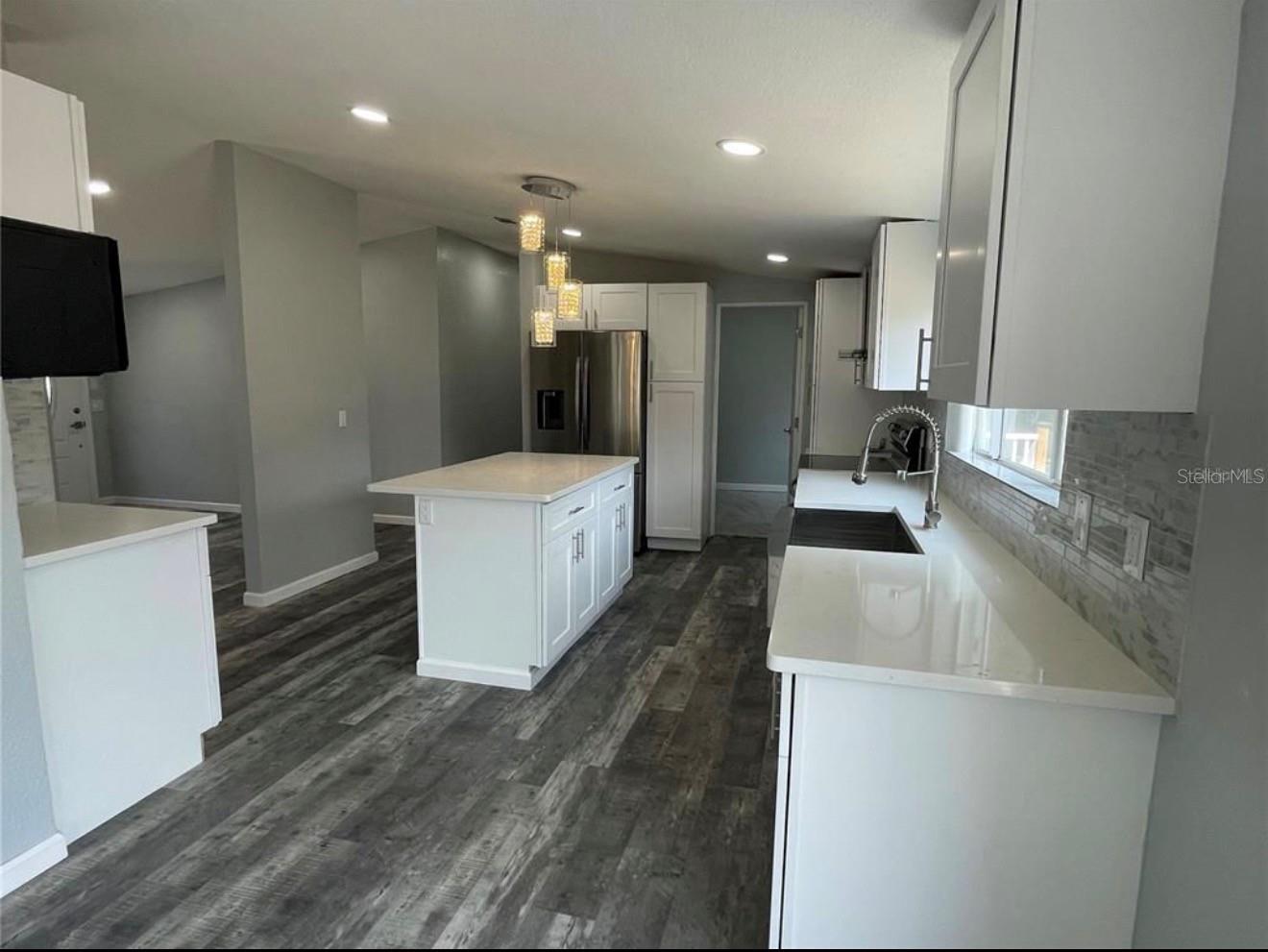 LAKESIDE ESTATES - Residential