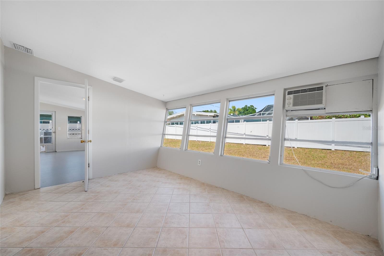 MAXIMO MOORINGS - Residential Lease