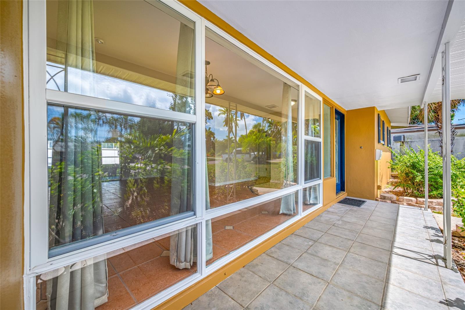 MAXIMO MOORINGS - Residential Lease