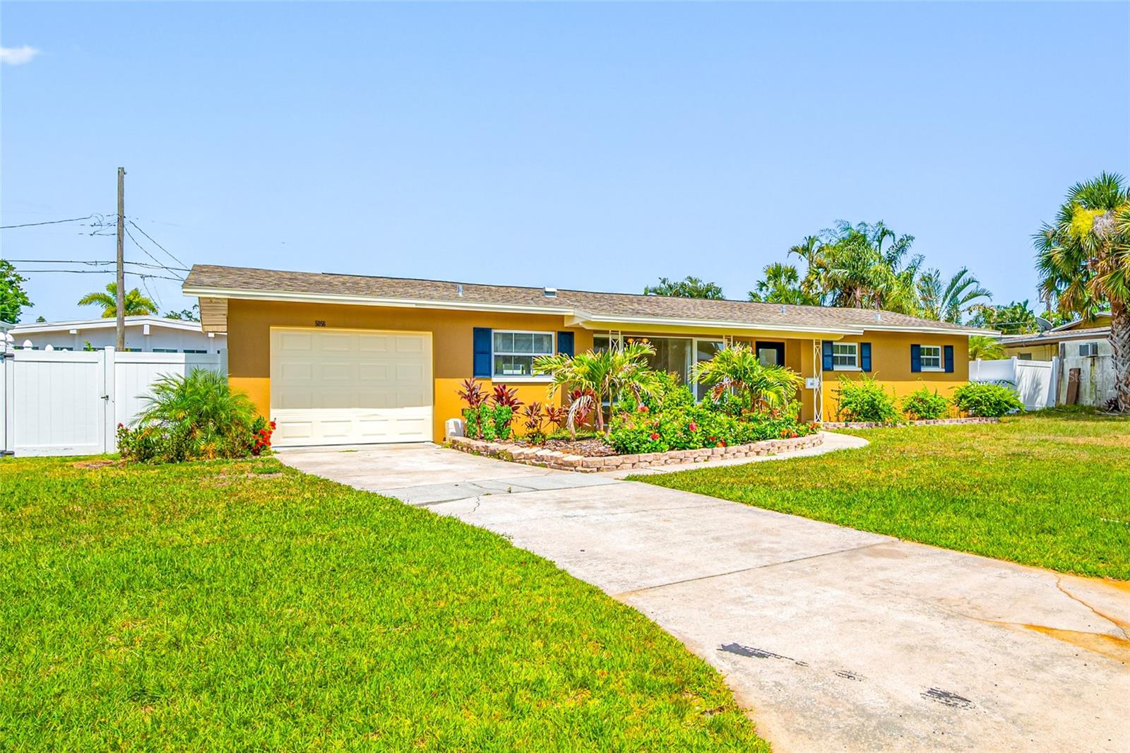 MAXIMO MOORINGS - Residential Lease