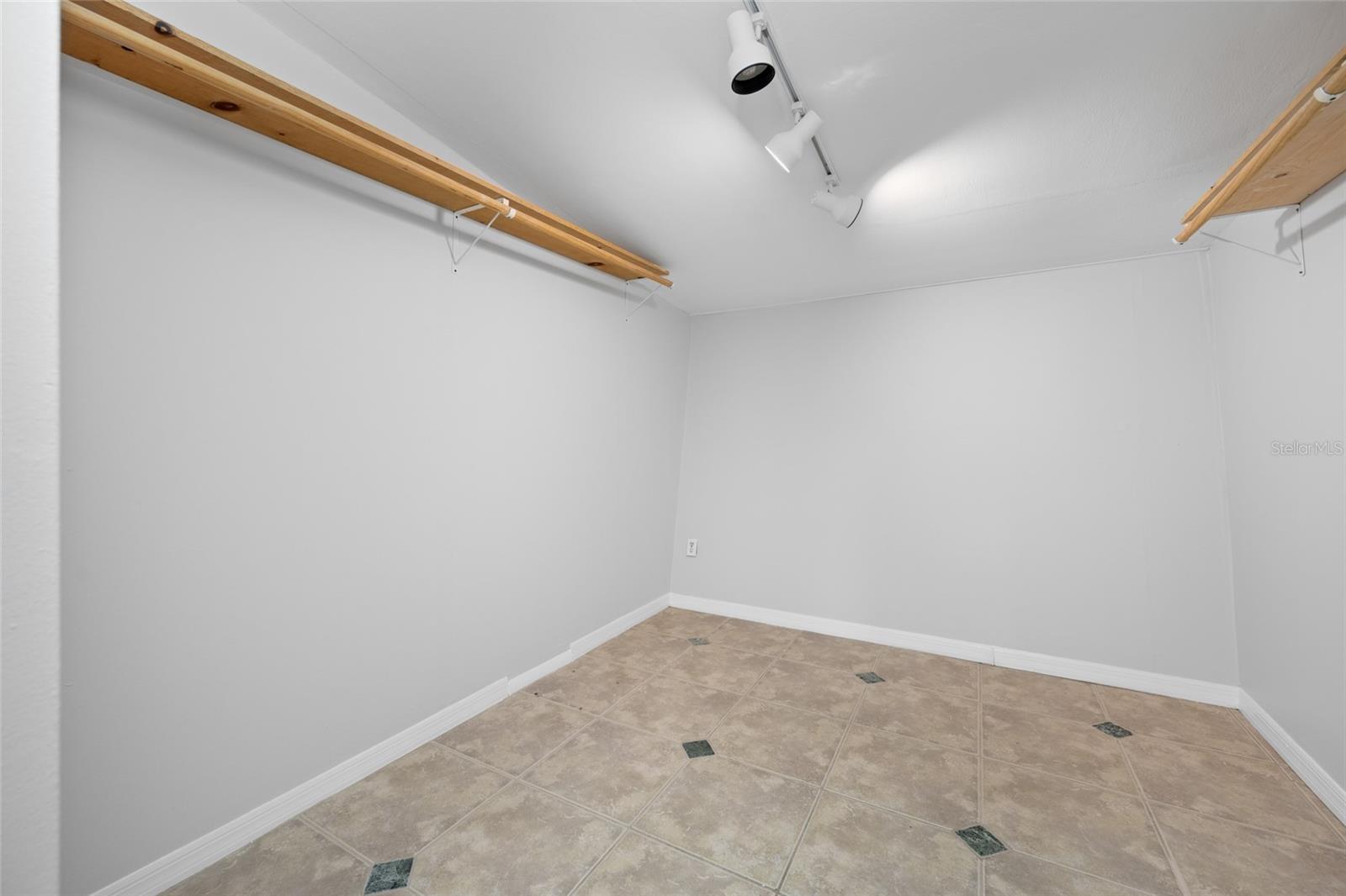 MAXIMO MOORINGS - Residential Lease