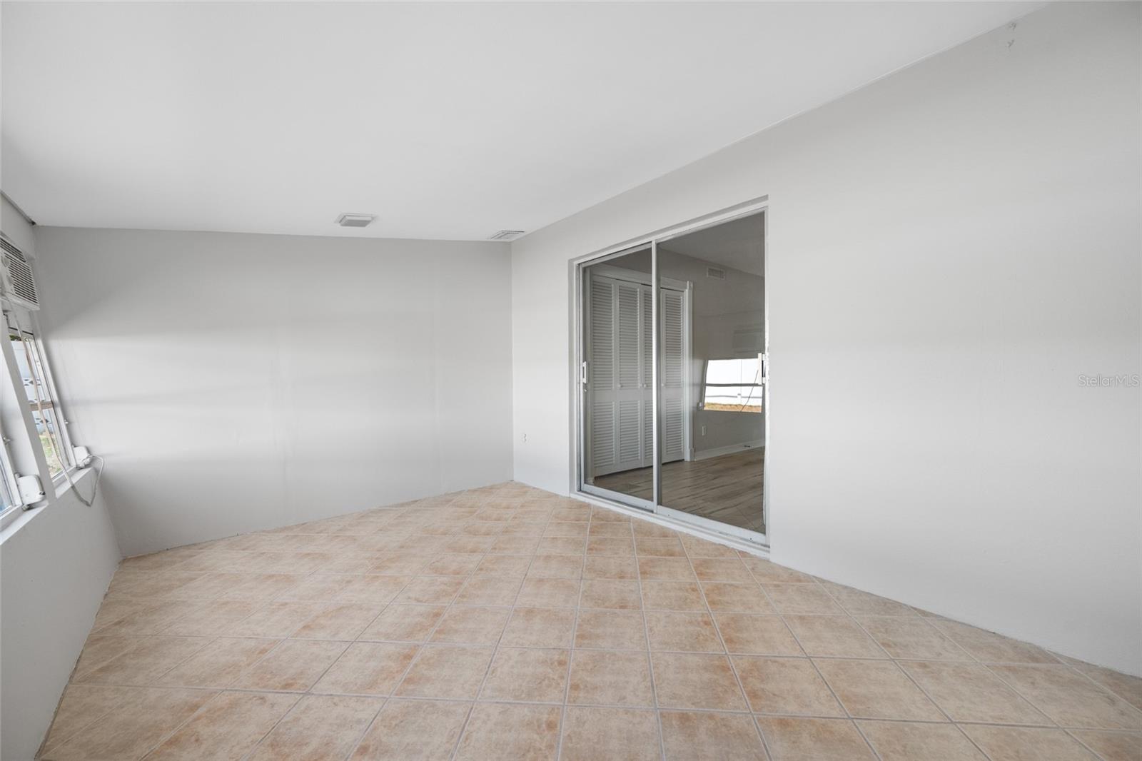 MAXIMO MOORINGS - Residential Lease