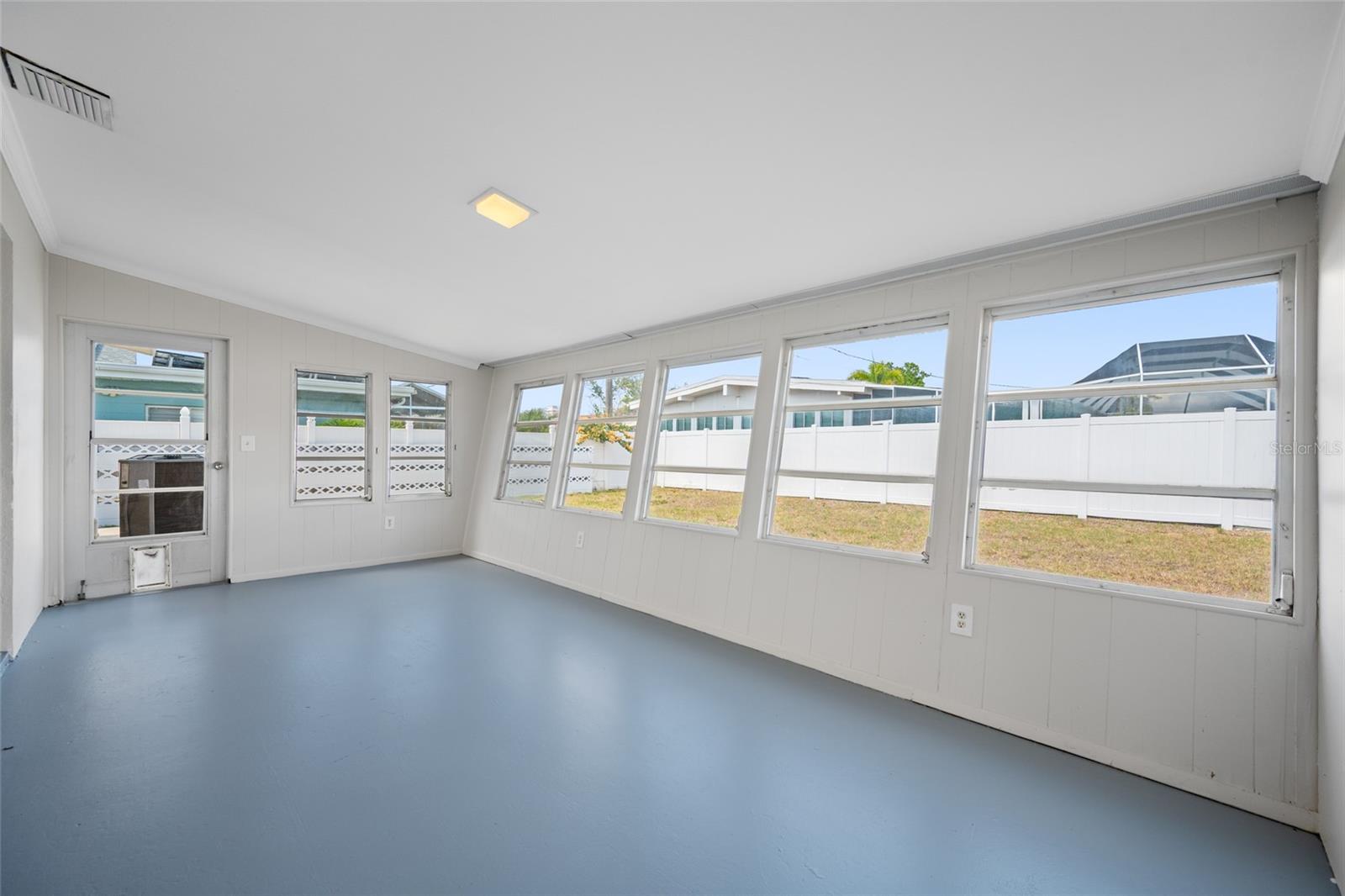 MAXIMO MOORINGS - Residential Lease