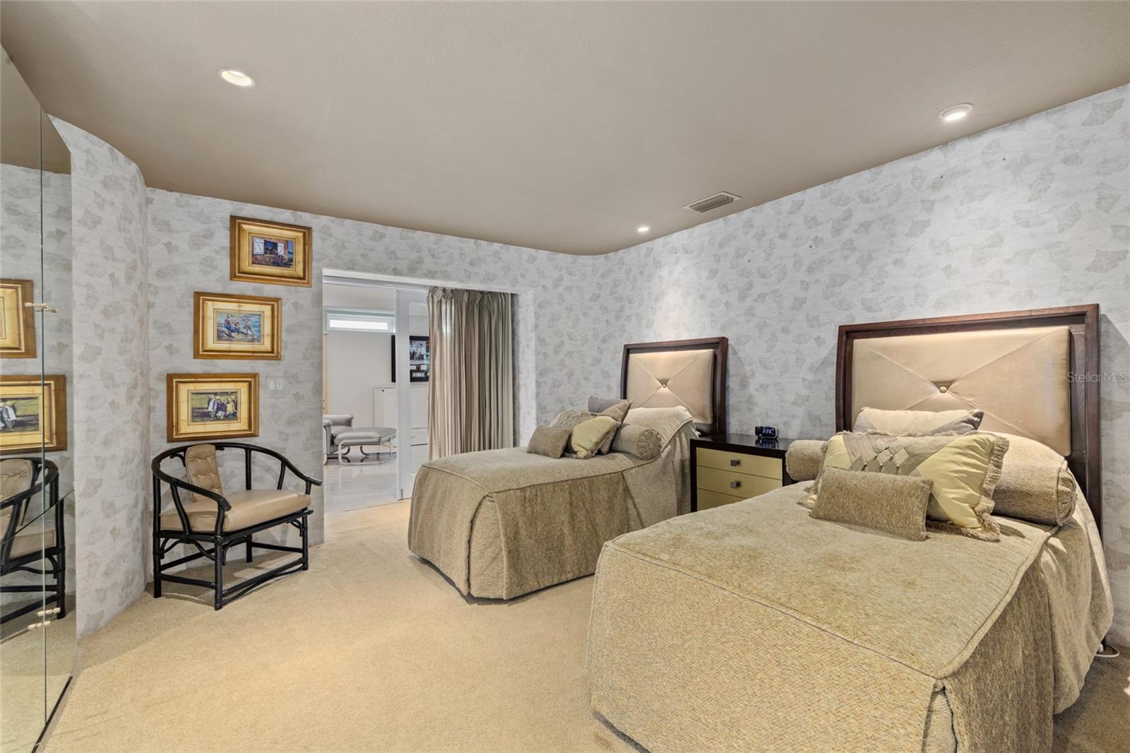 SOUTHPOINTE SHORES - Residential