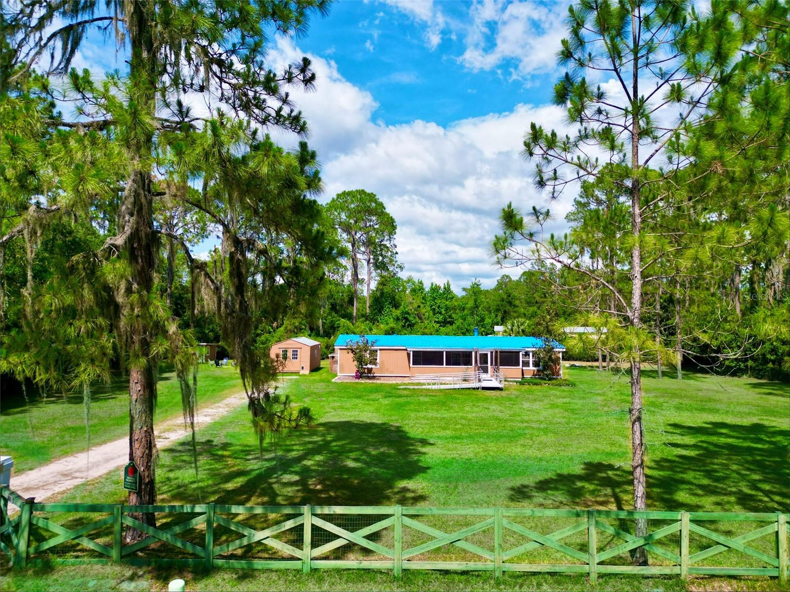 LAKE LOCHLOOSE SHORES - Residential