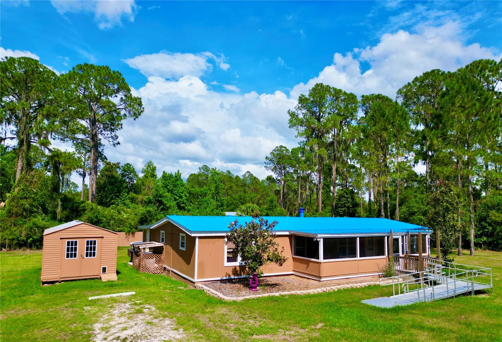LAKE LOCHLOOSE SHORES - Residential