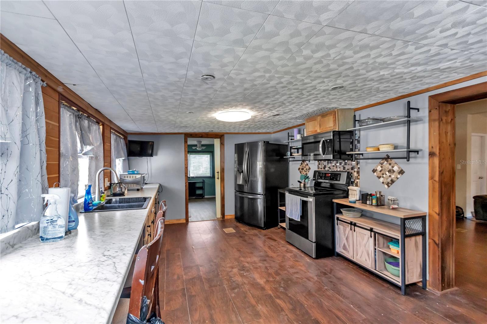 LAKE LOCHLOOSE SHORES - Residential