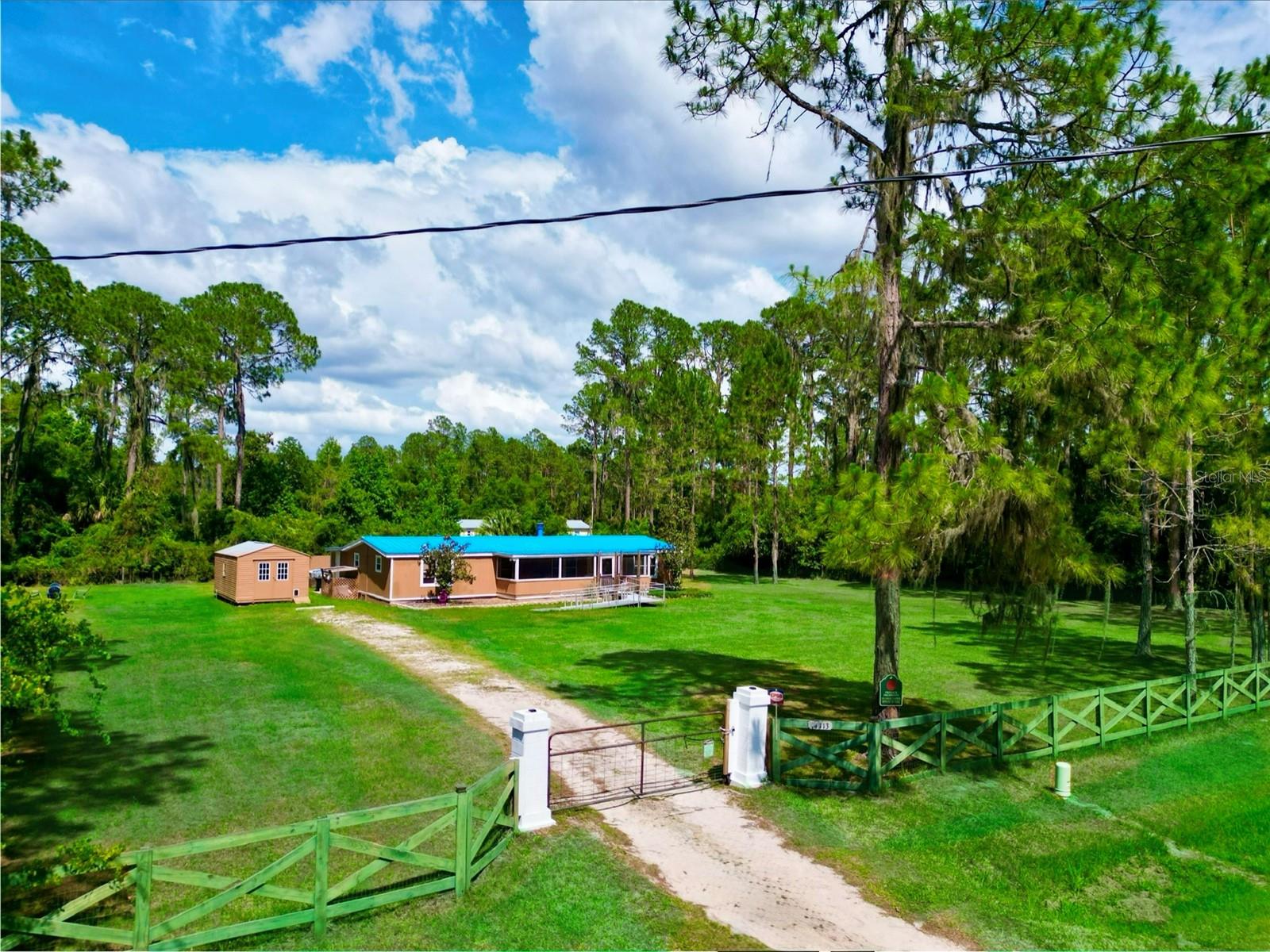 LAKE LOCHLOOSE SHORES - Residential