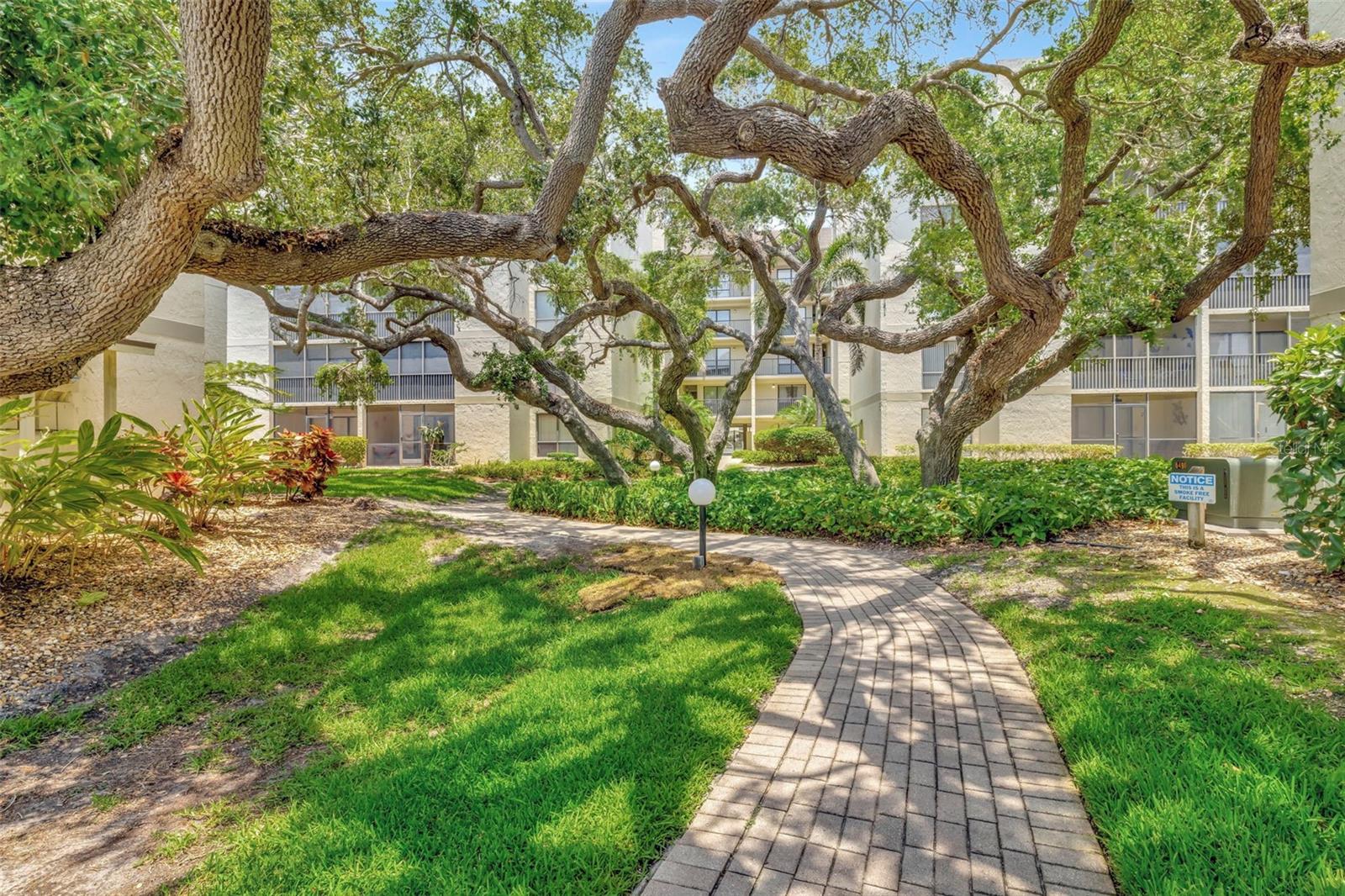 BAY OAKS - Residential