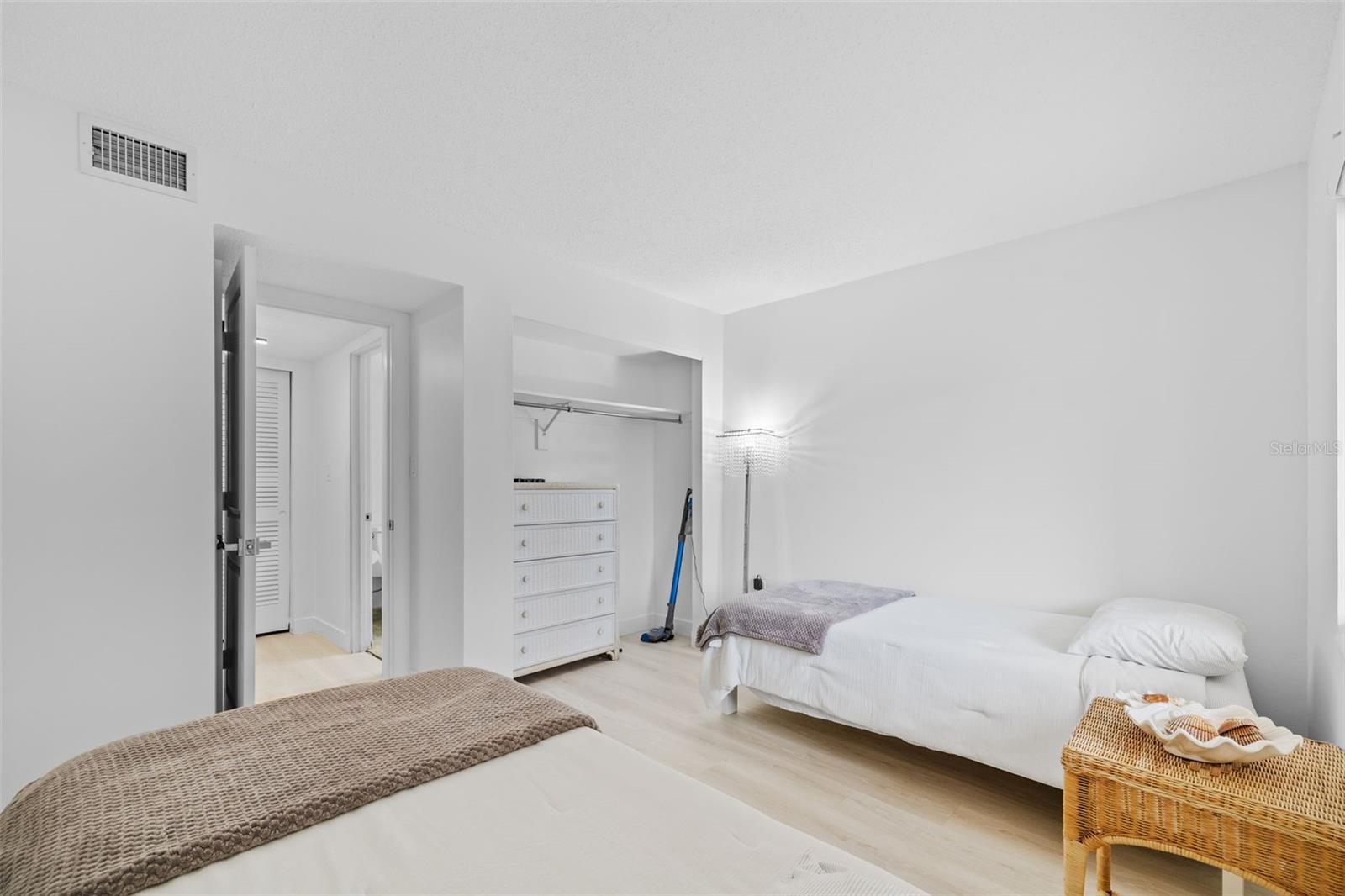BAYSHORE ON THE LAKE APTS SEC 1 - Residential
