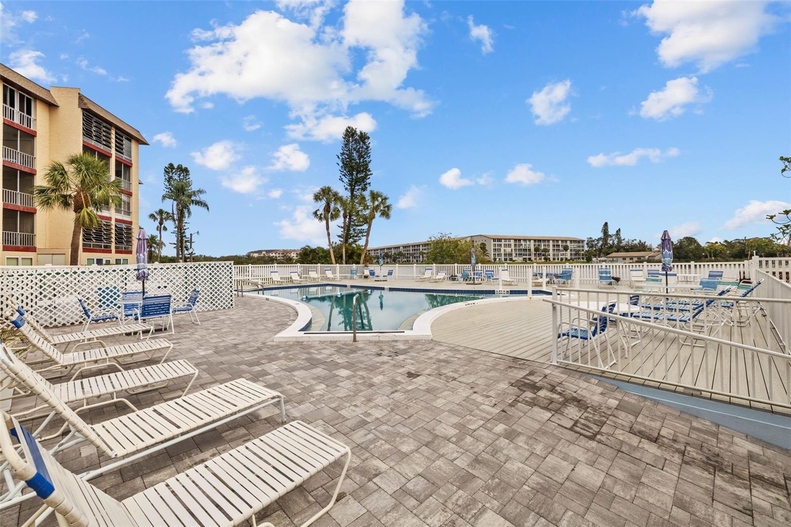 BAYSHORE ON THE LAKE APTS SEC 1 - Residential