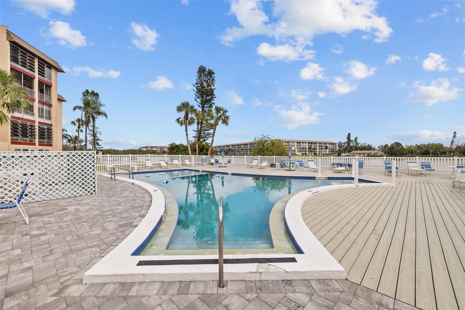 BAYSHORE ON THE LAKE APTS SEC 1 - Residential
